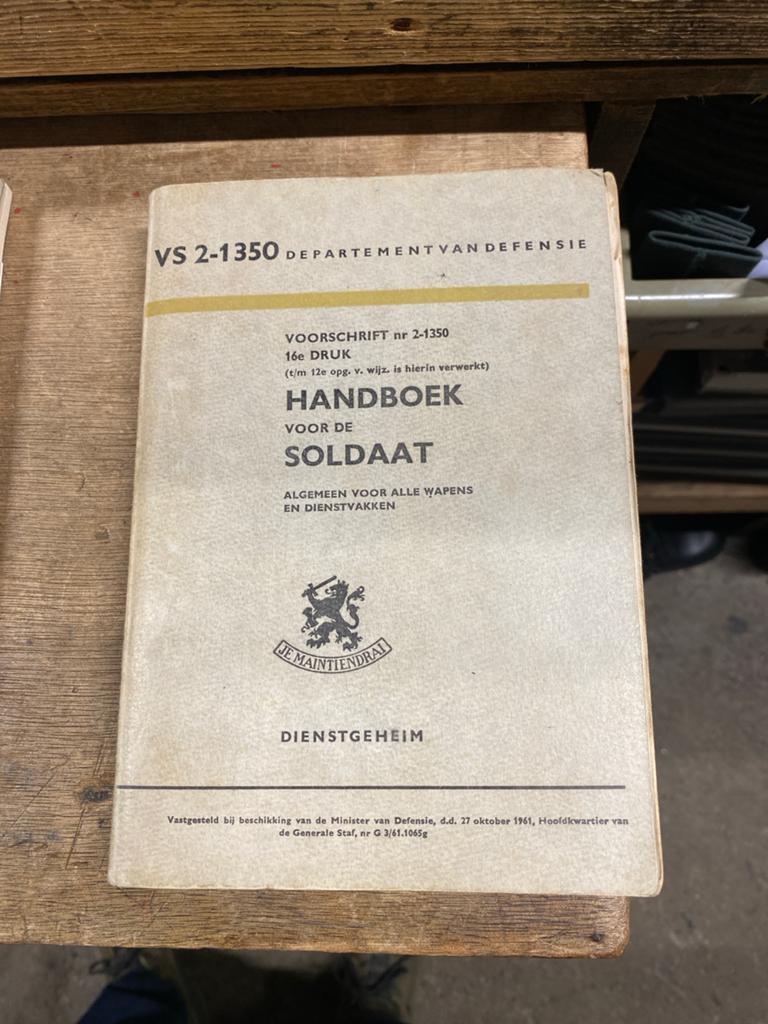 Handboek voor de Soldaat - Dienstgeheim (1961), Ophalen of Verzenden, 1945 tot heden, Gelezen, Landmacht