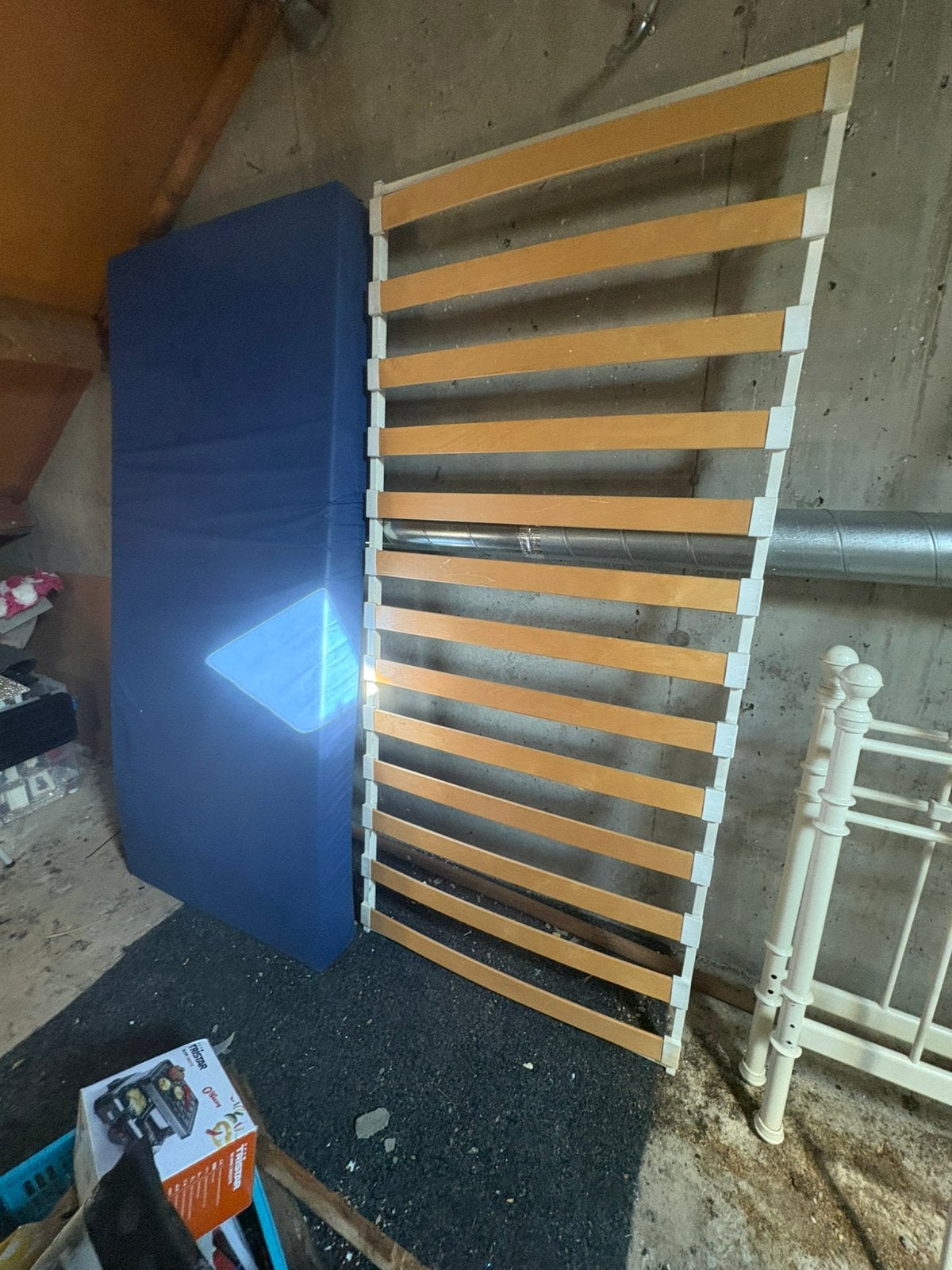 2 stuks 1 pers ijzer bed, 85 tot 100 cm, Ophalen of Verzenden, Zo goed als nieuw, Lattenbodem