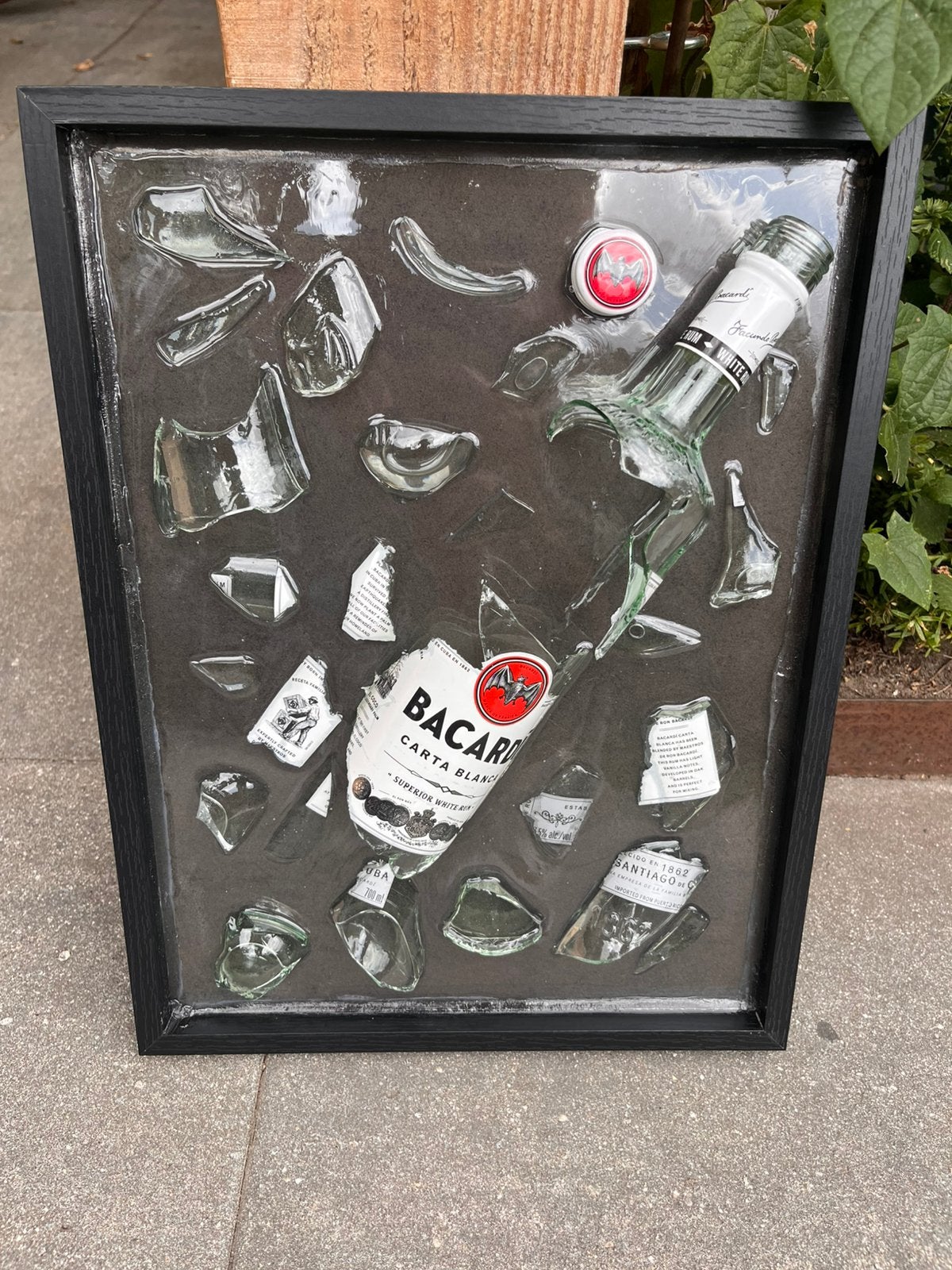 Uniek kunstwerk: Gebroken Bacardi fles in epoxy, Ophalen of Verzenden, Handgemaakt, Wanddecoratie, 20 - 50 cm