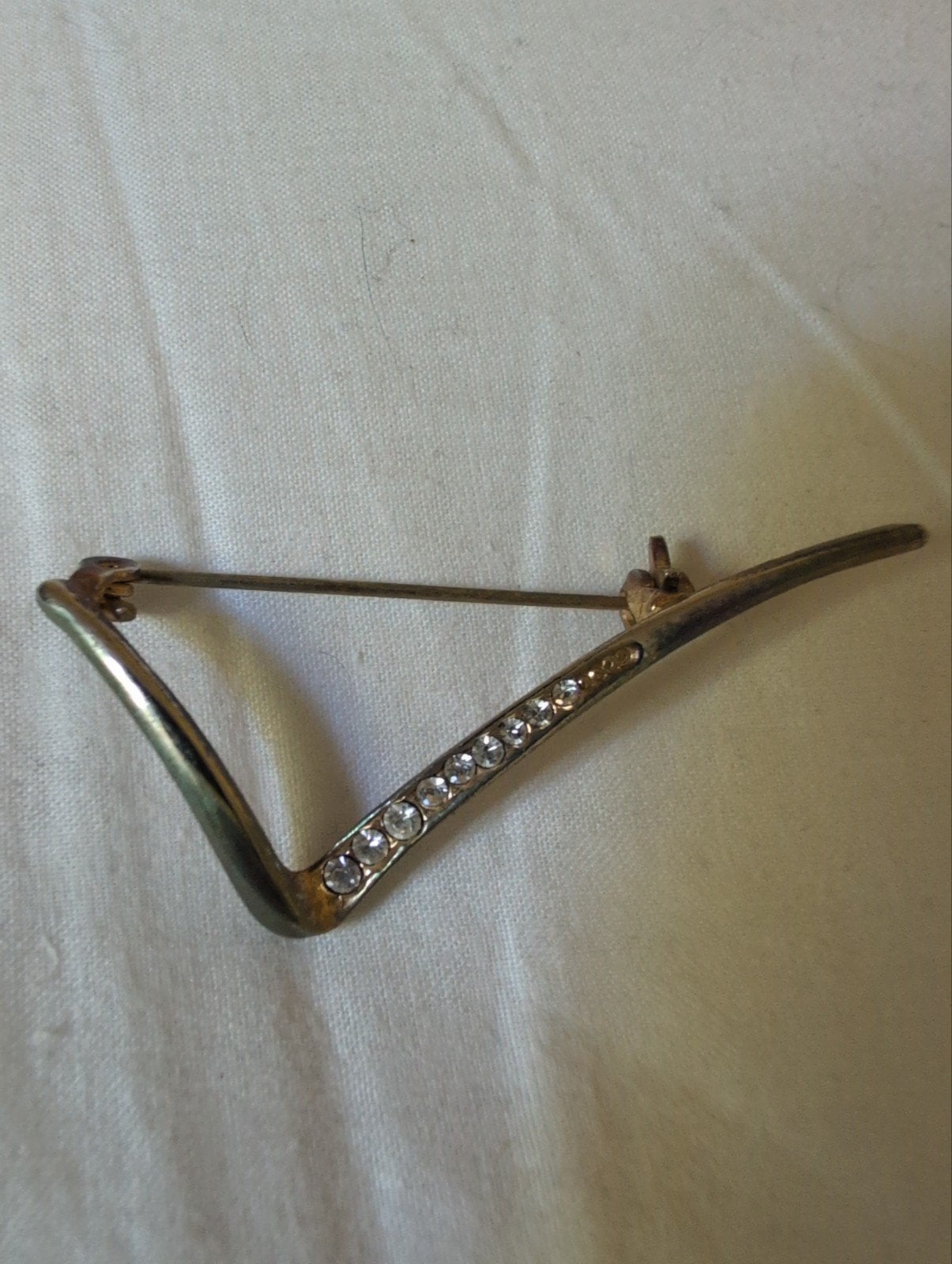 Vintage V-vormige broche met strass steentjes, Overige materialen, 4 tot 7 cm, Gebruikt, Ophalen of Verzenden