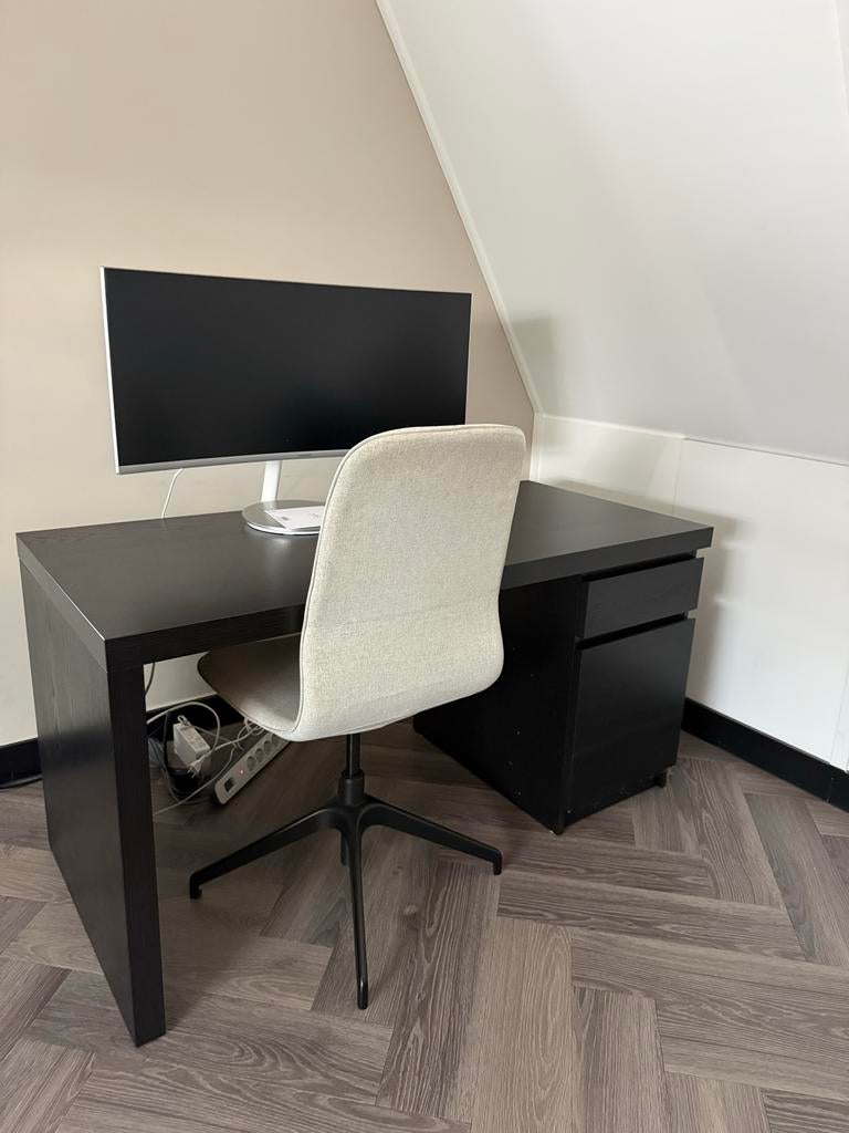 Donkerbruin bureau met ladeblok en beige bureaustoel, Huis en Inrichting, Ophalen, Met lades, Spaanplaat of MDF, Bruin
