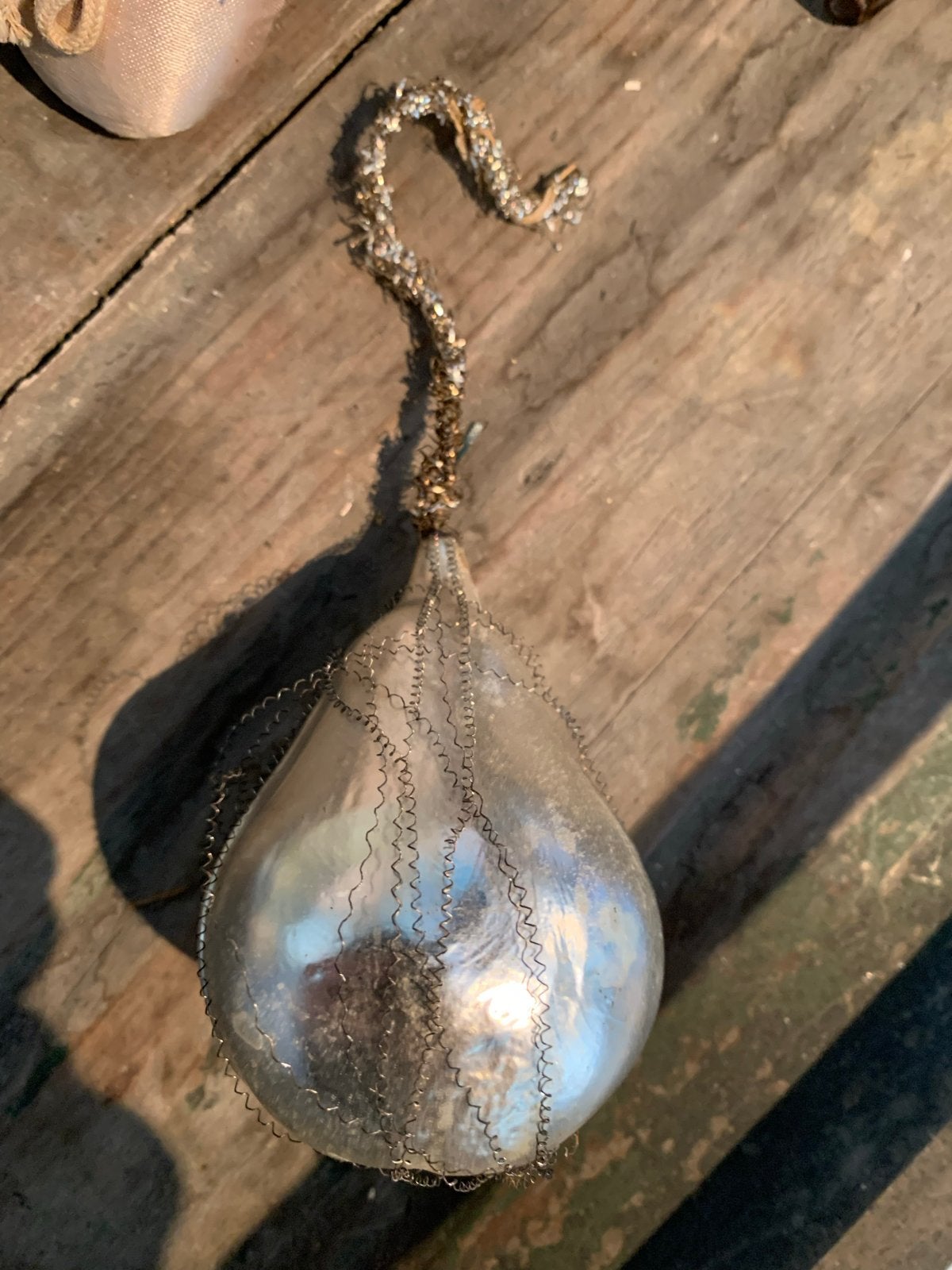 Antieke glazen kerstbal in peervorm met zilveren draad, Diversen, Kerst, T, Ophalen of Verzenden, Zo goed als nieuw, N