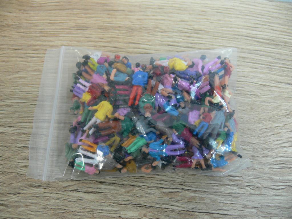 100 figuren, stellen kinderen en volwassenen 1:87, Hobby en Vrije tijd, Modeltreinen | H0, Overige merken, Verzenden, Brug, Tunnel of Gebouw