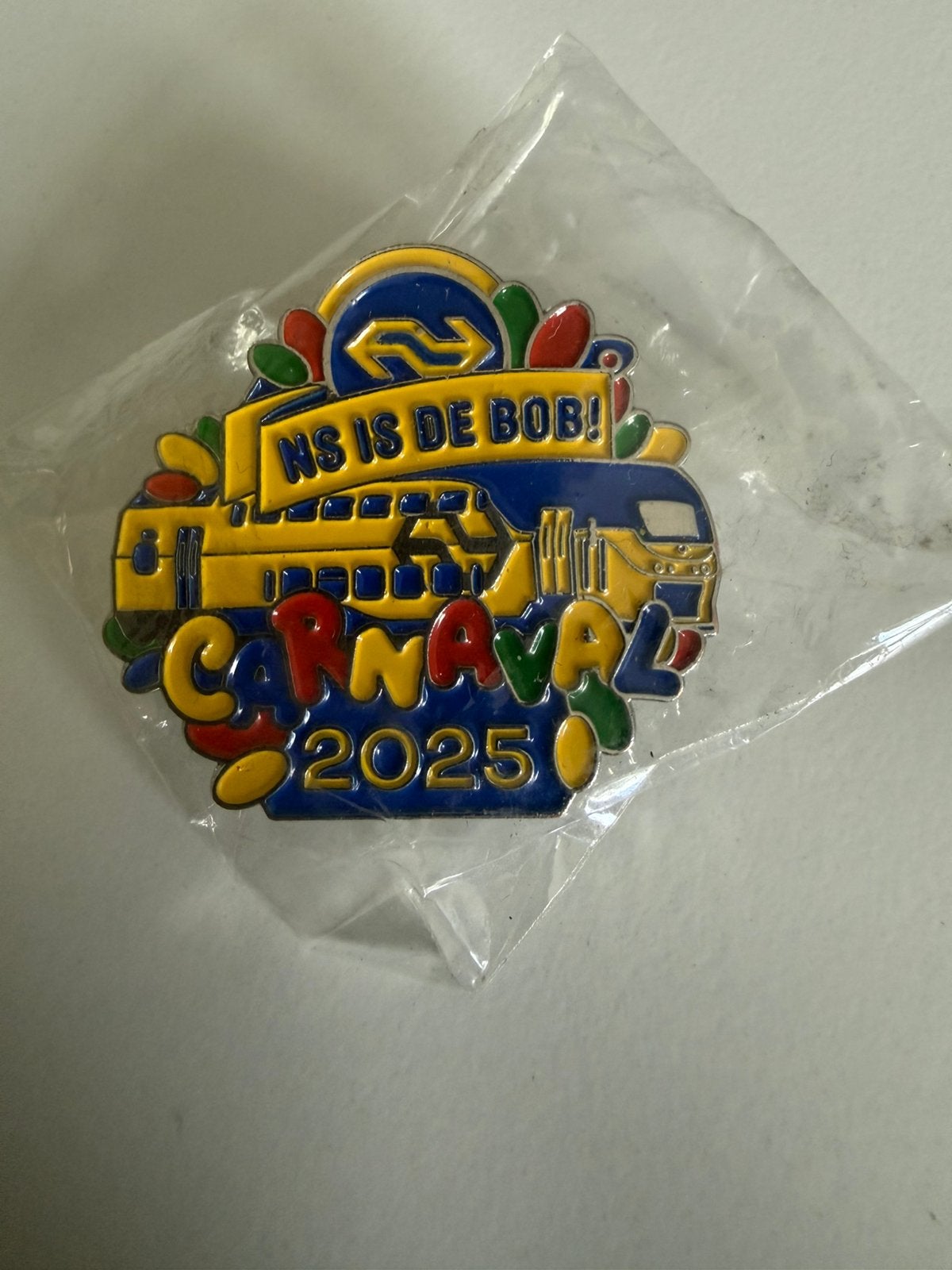 NS Carnavalsspeldje 2025 – "NS is de BOB!", Ophalen of Verzenden, Nieuw, Transport, Speldje of Pin