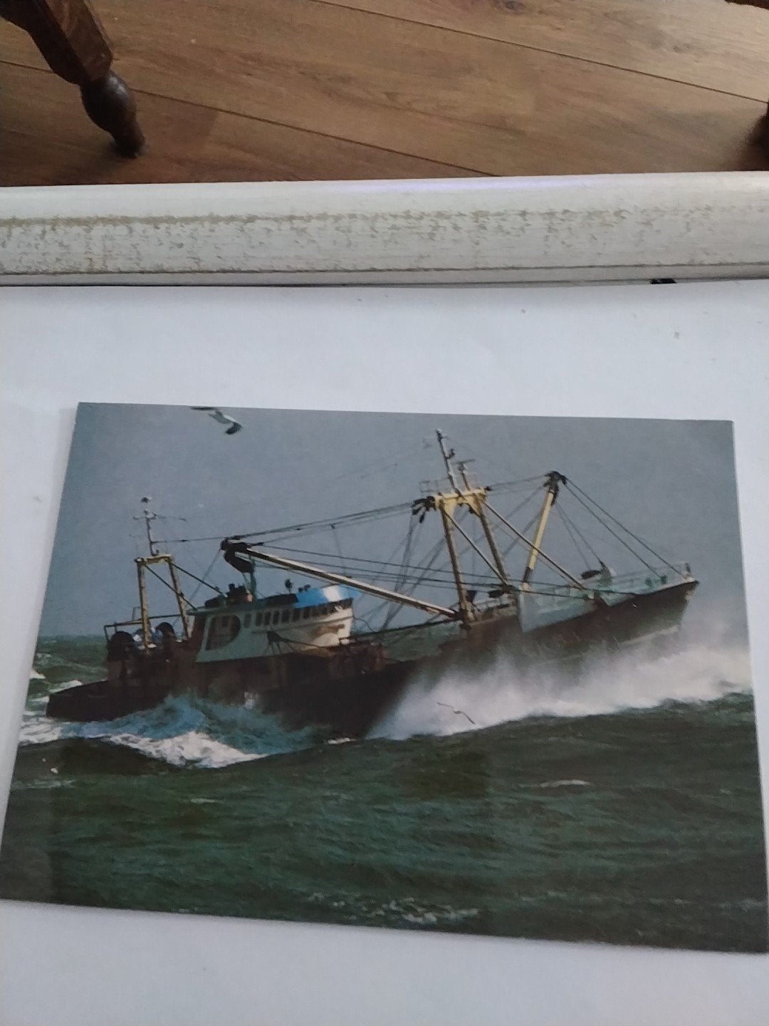 Oude ansichtkaart Urk ploegt vooruit - Vissersboot op zee, Ophalen of Verzenden, 1960 tot 1980, Gelopen, Flevoland