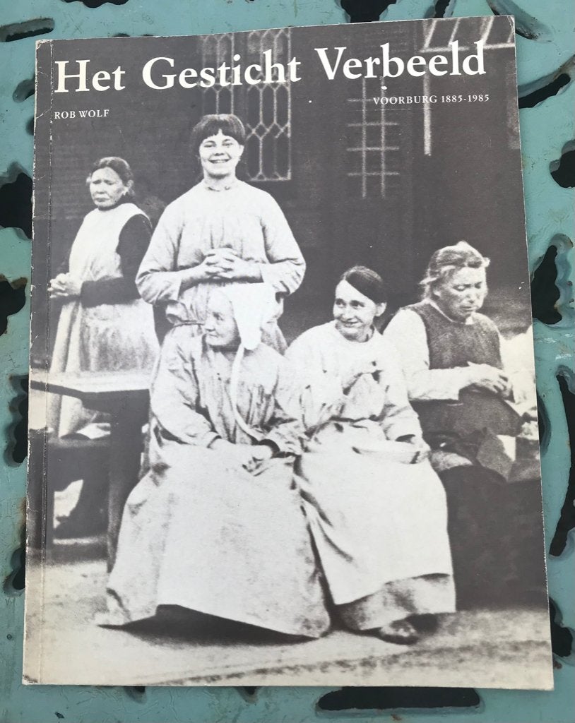het gesticht verbeeld ; Voorburg 1885-1985 in Vught., Ophalen of Verzenden, Zo goed als nieuw