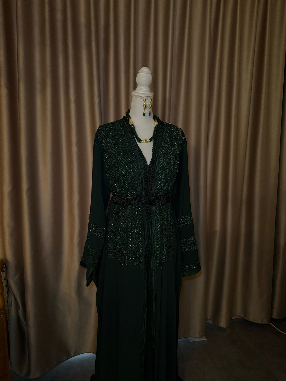 Mooie groene takchita Marokkaanse jurk met riem, Kleding | Dames, Ophalen of Verzenden, Nieuw, Groen, Onder de knie