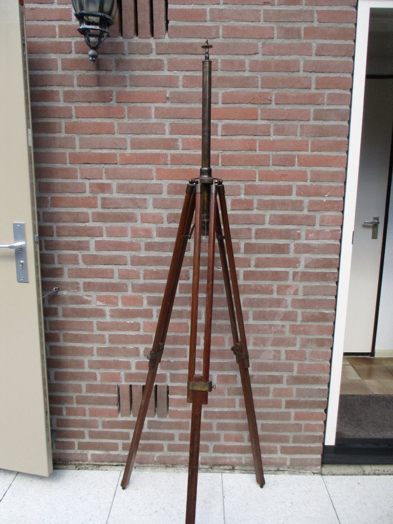 Groot houten statief., Ophalen