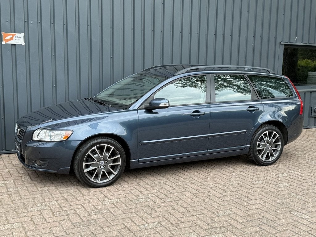 Volvo V50 2.4 Momentum YOUNGTIMER!/170 PK!/ONDERHOUDEN!/APK!, Voorwielaandrijving, Gebruikt, 700 kg, Blauw