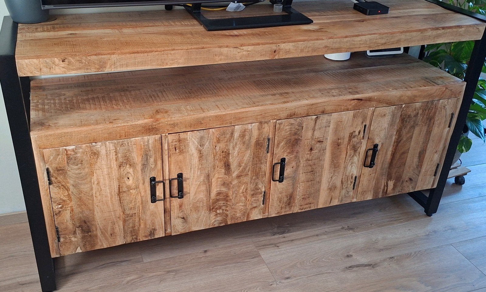 Industrieel mangohouten dressoir met zwart metalen frame, 150 tot 200 cm, Zo goed als nieuw, Industrieel, 25 tot 50 cm