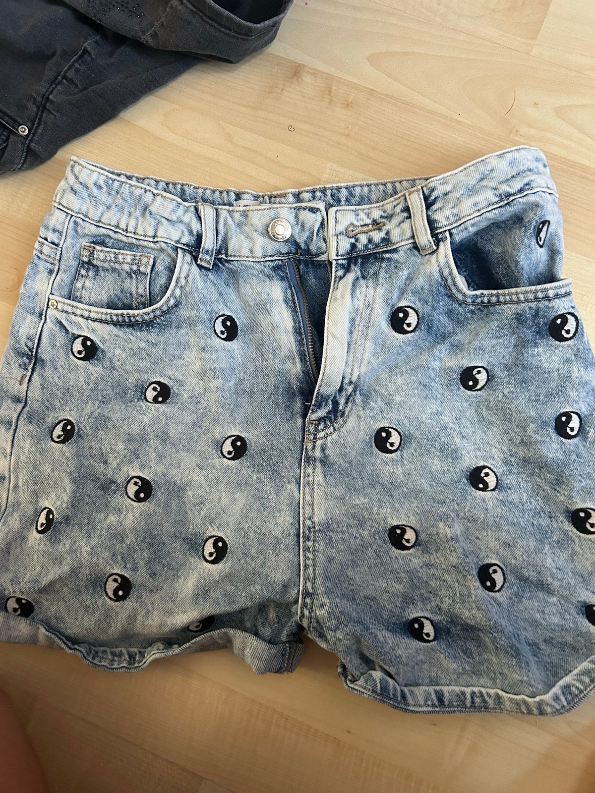 Korte spijkerbroek met Yin Yang print - Maat 164, Kinderen en Baby's, Kinderkleding | Maat 164, Ophalen of Verzenden, Zo goed als nieuw