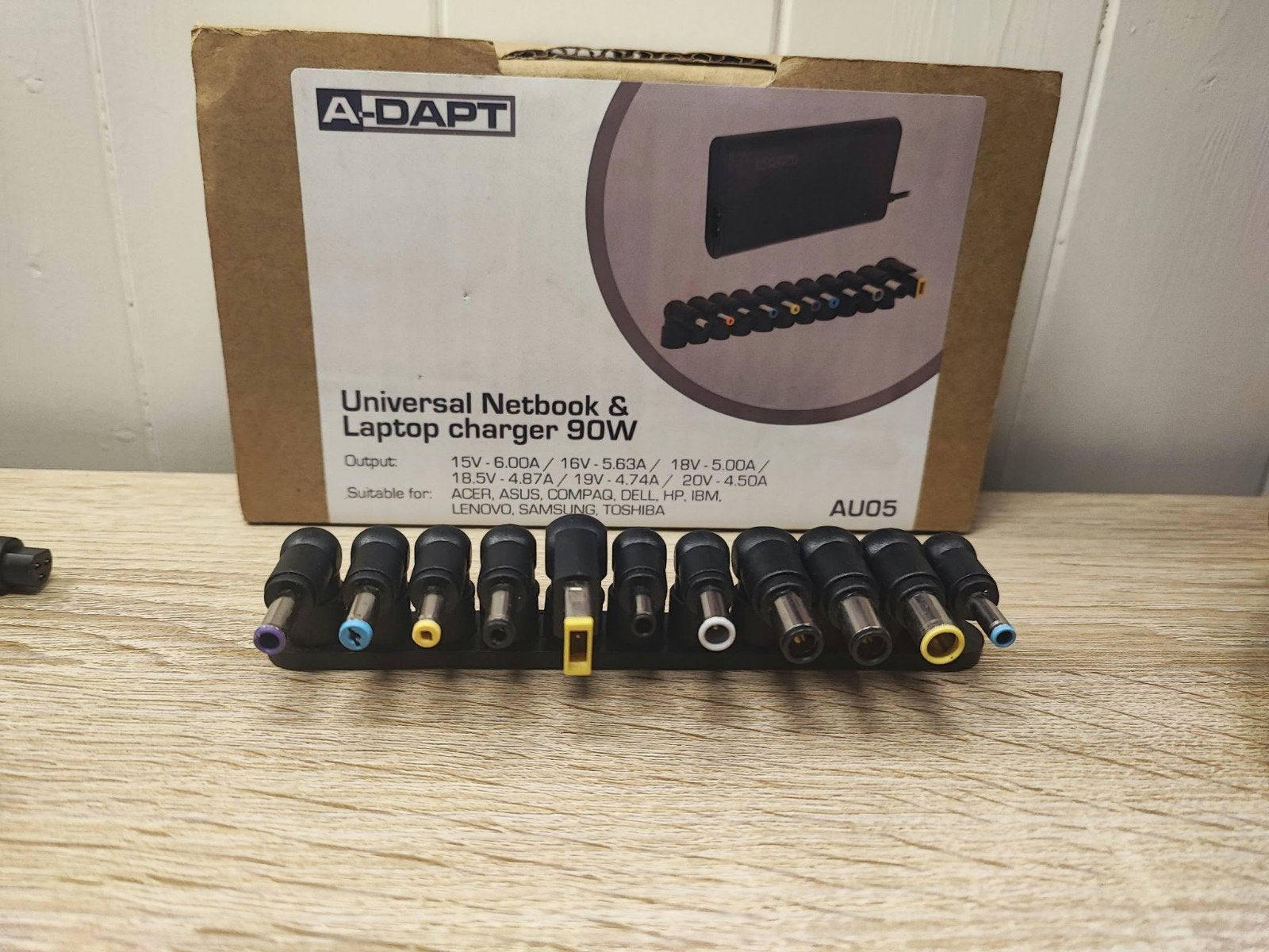Universele Laptop & Netbook Oplader - A-DAPT 90W (, Ophalen of Verzenden, Zo goed als nieuw