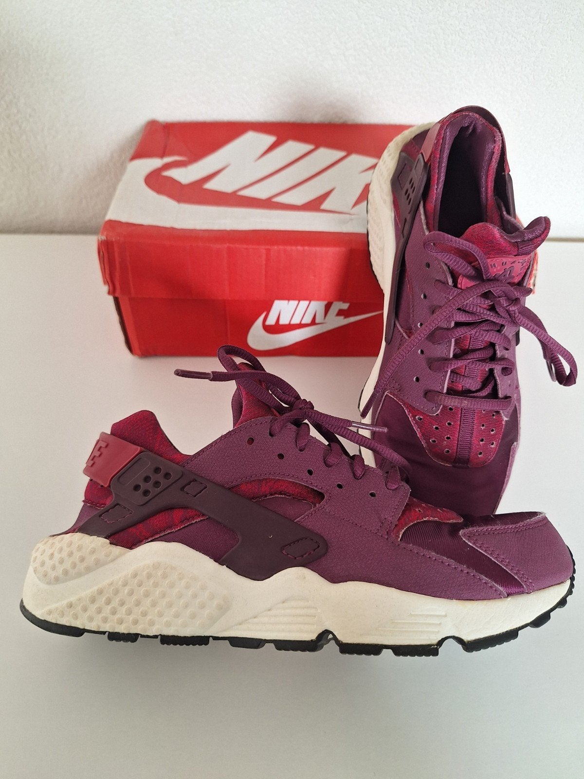 Zeer nette Nike Air Huarache "Beetroot" sneakers maat 40.
25, Ophalen of Verzenden, Rood, Nike air Huarache, Sneakers of Gympen