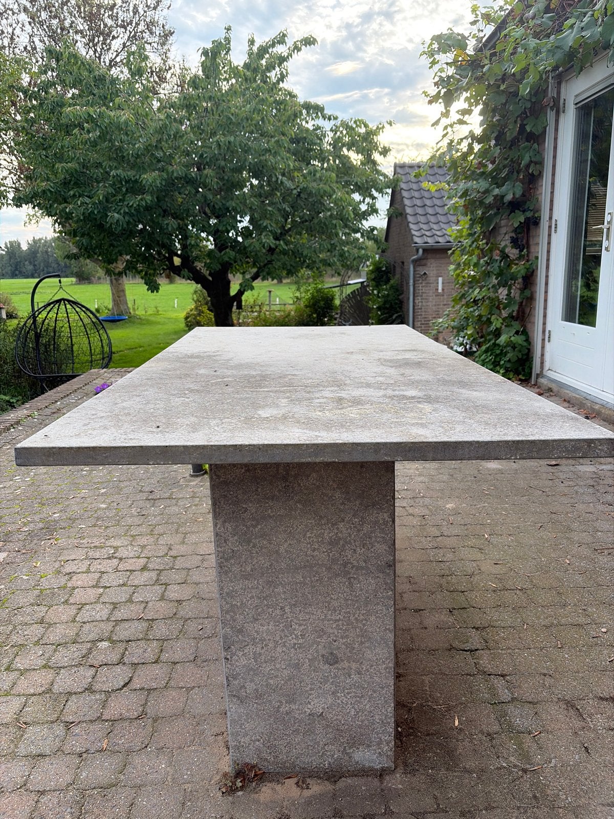 Massieve stenen tafel met holle poten - Gratis af te halen, Tuin en Terras, Ophalen, Gebruikt, Rechthoekig, Overige materialen