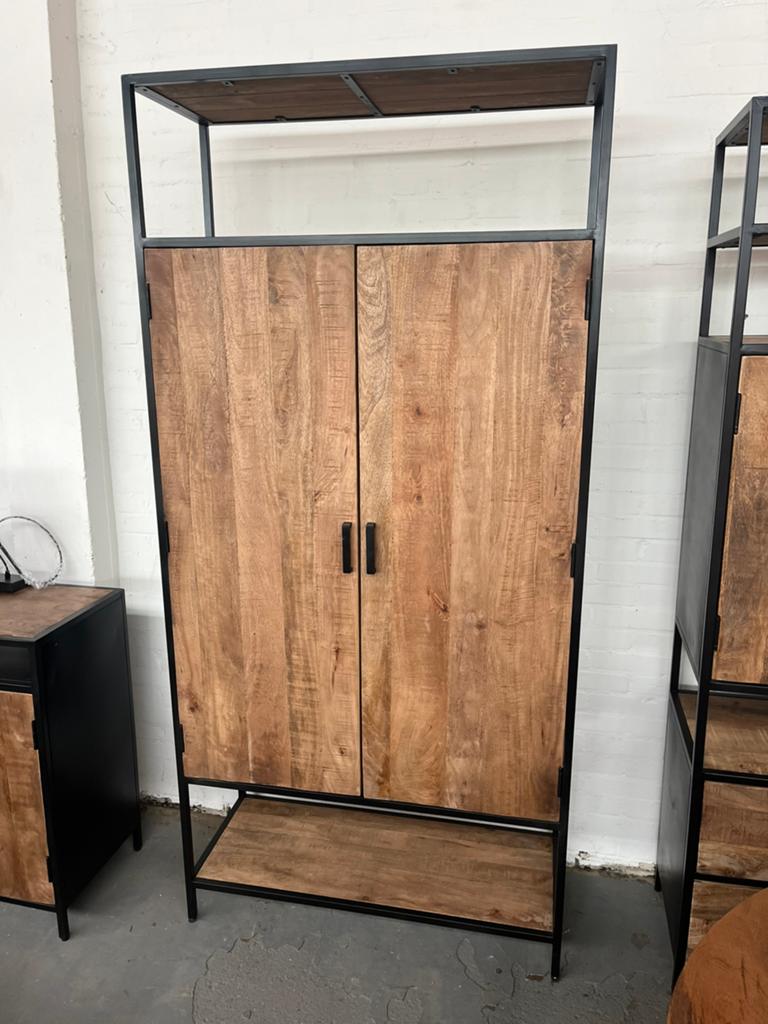 Magazijn leegverkoop dichte kast Sturdy mangohout metal zwar, Hout, Nieuw, Ophalen of Verzenden, Info@wkhome.nl
