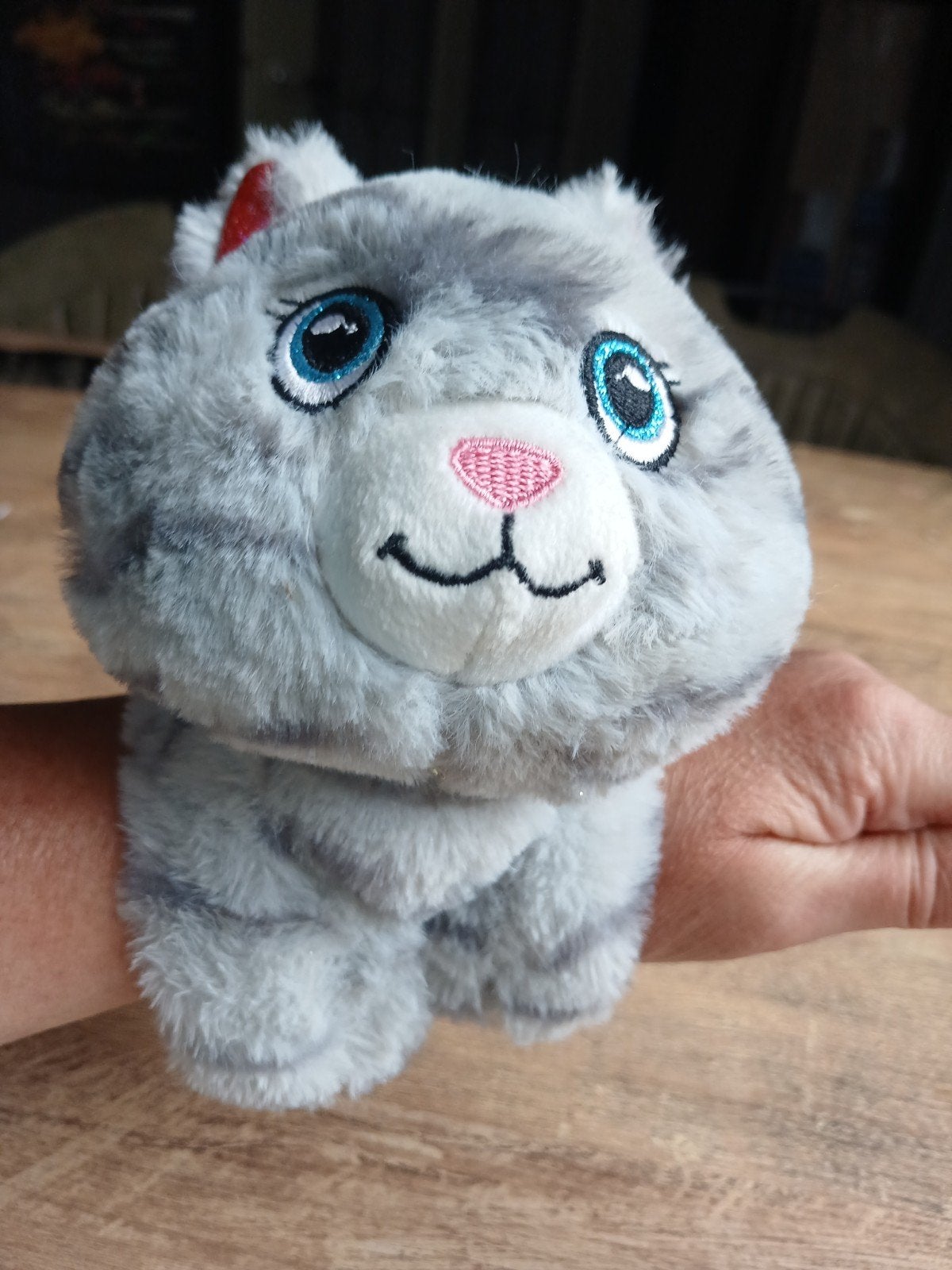 kat polsband poes, Kinderen en Baby's, Speelgoed | Knuffels en Pluche, Ophalen of Verzenden, Zo goed als nieuw, Grijs