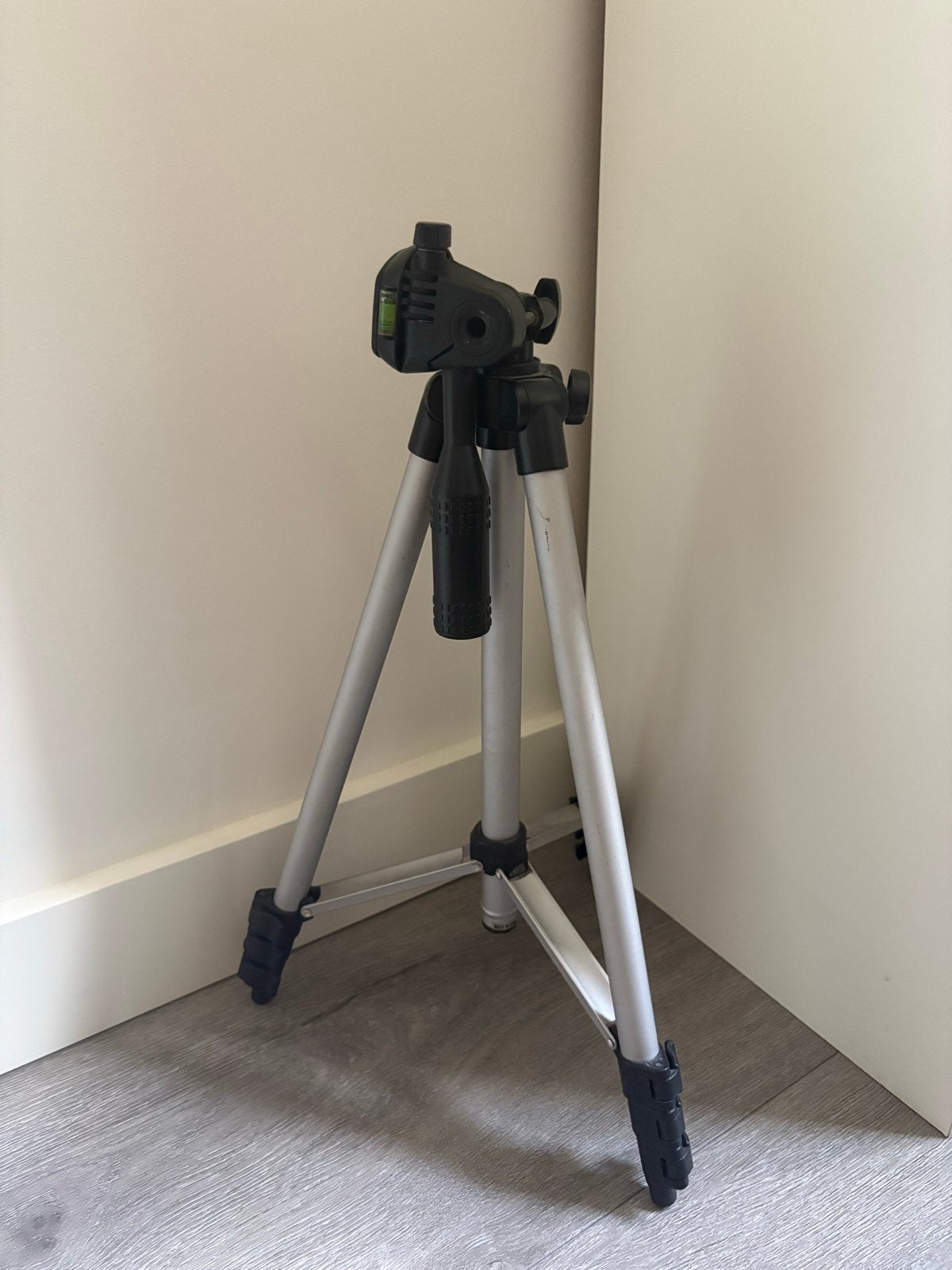 Statief met licht beschadigde kop, Ophalen, 125 cm of minder, Met waterpas, Driepoot