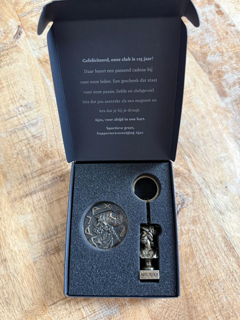 Ajax 125 jaar jubileum magneet en sleutelhanger set, Ophalen, Nieuw, Ajax, Overige typen
