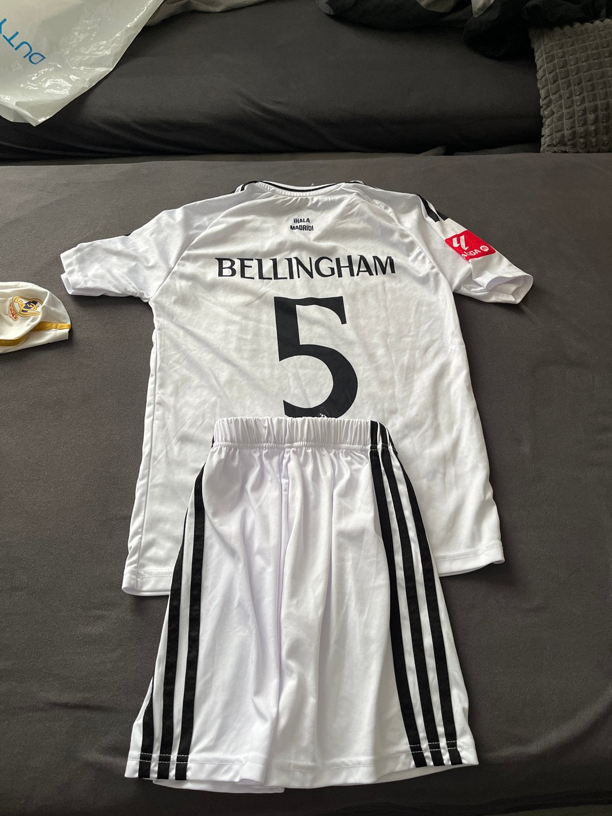 Real Madrid Bellingham thuisshirt en broekje maat 116, Ophalen, Zo goed als nieuw, Maat 140