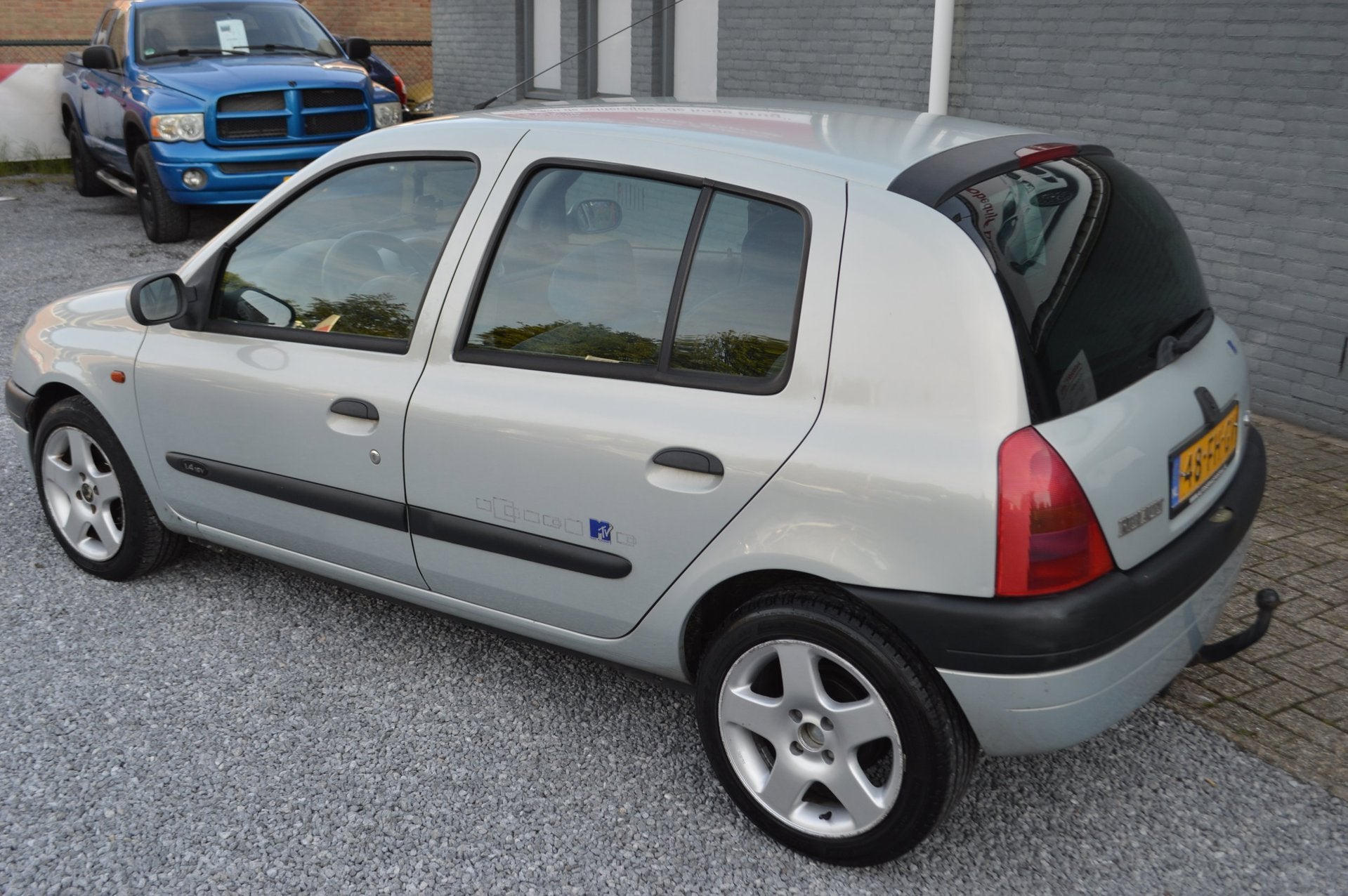 Renault Clio 1.4-16V RT Stuurbekrachtiging 5Drs Jaar APK, Auto's, Renault, 4 cilinders, Metallic lak, Handgeschakeld, Zilver of Grijs