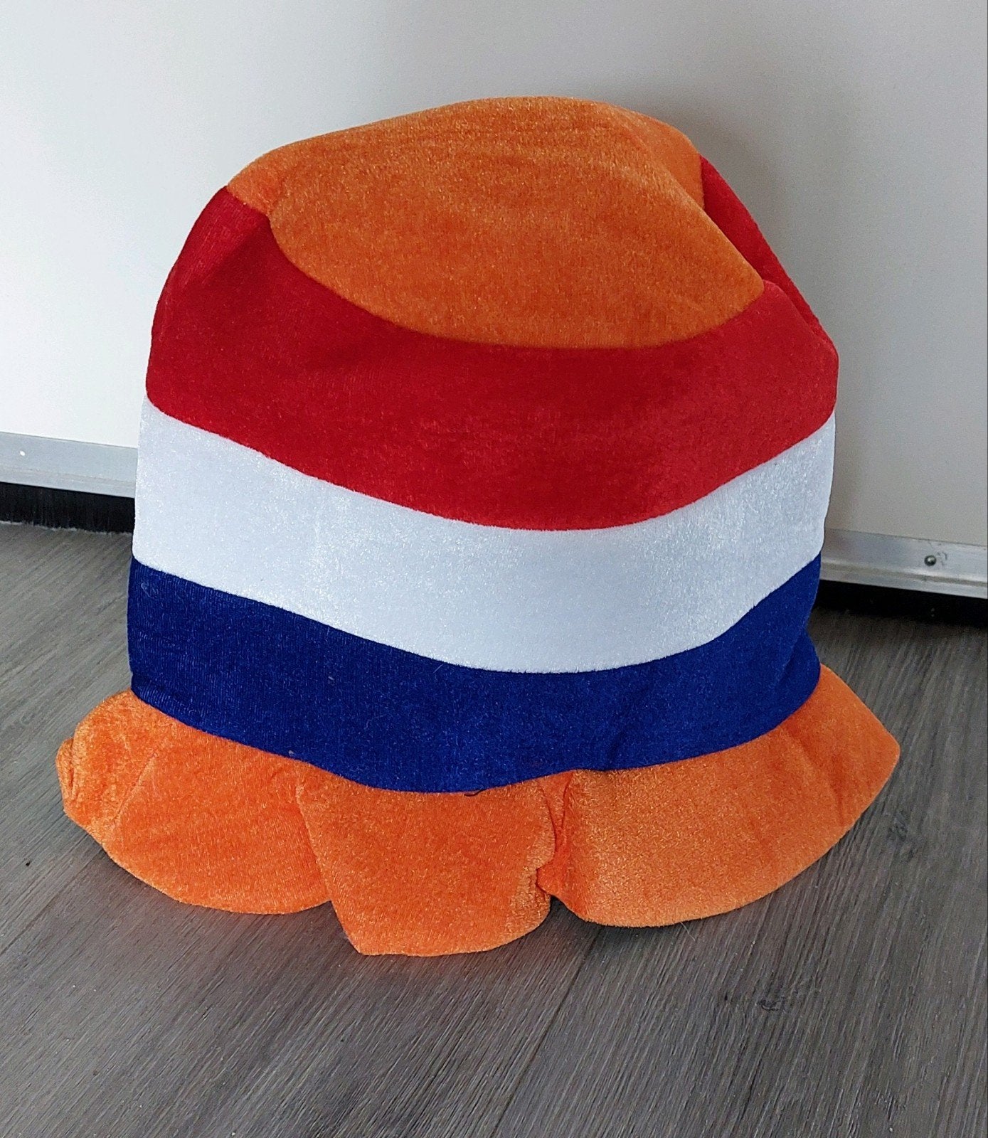 Oranje hoed, button, opblaashand en sleutelhanger, Hobby en Vrije tijd, Feestartikelen, Ophalen of Verzenden, Nieuw, Oranje of Koningsdag