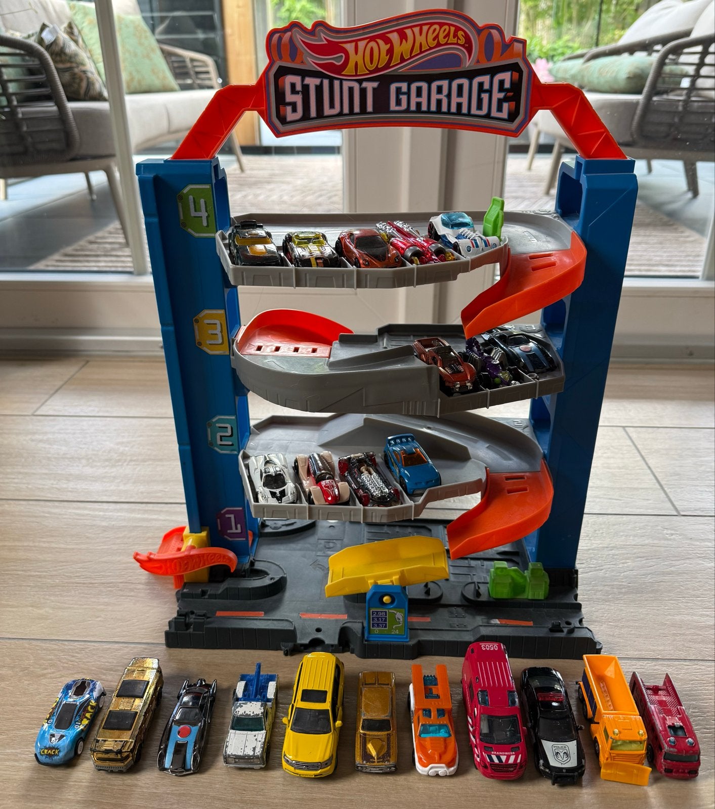 Hot Wheels Stunt Garage met 16 auto's, Ophalen, Zo goed als nieuw