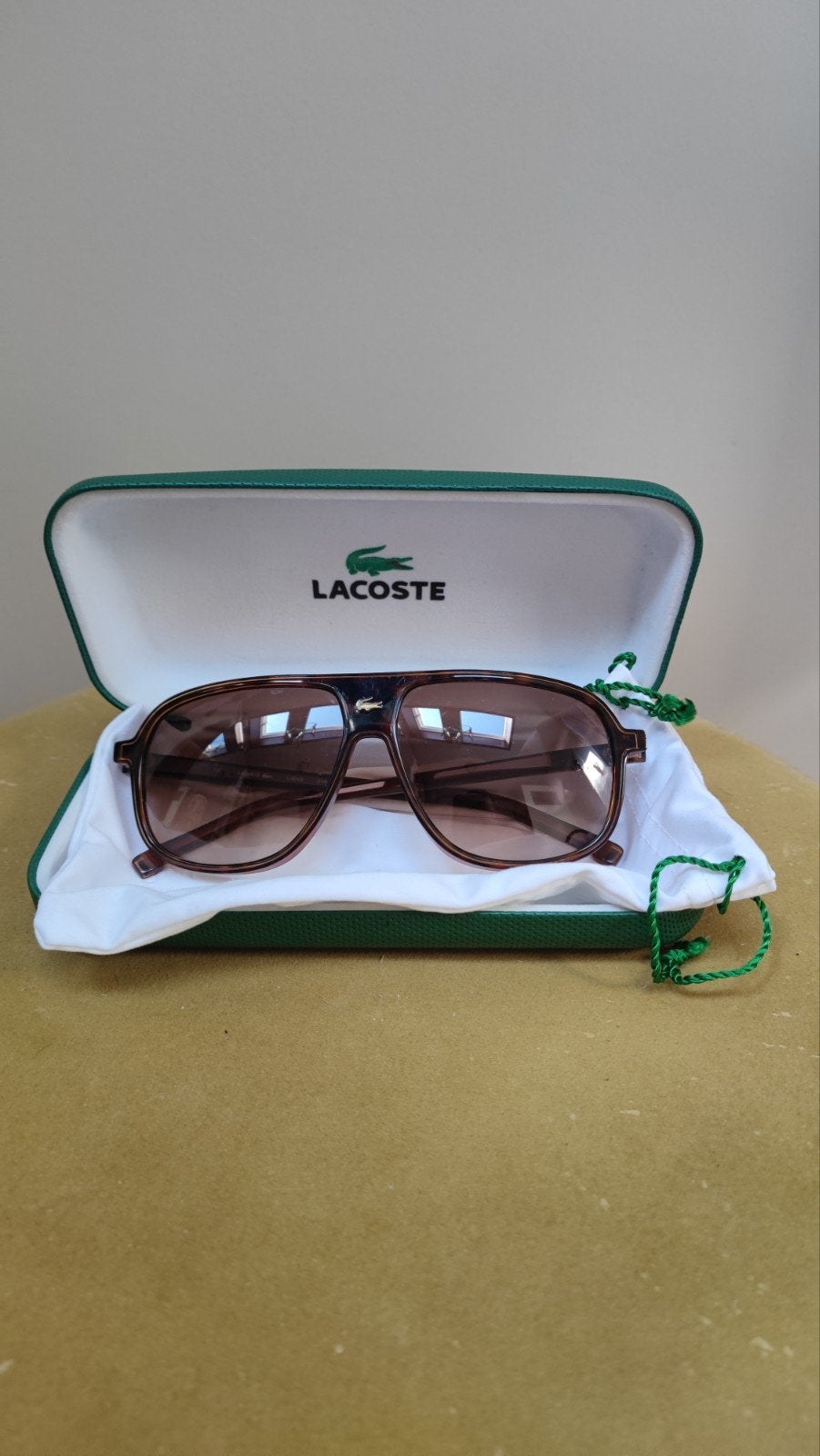 Lacoste Zonnebril L604S Bruin - Zo goed als nieuw, Overige merken, Zonnebril, Bruin, Ophalen of Verzenden