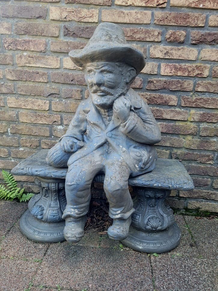 tuinornament kabouter op bank  in 4 delen, Ophalen, Gebruikt, Beton, Tuinkabouter