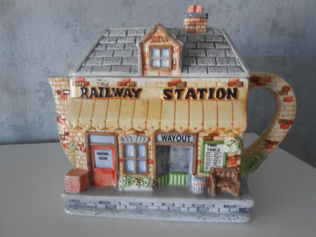 Vintage Theepot Village van Annie Rowe "Railway Station", Ophalen