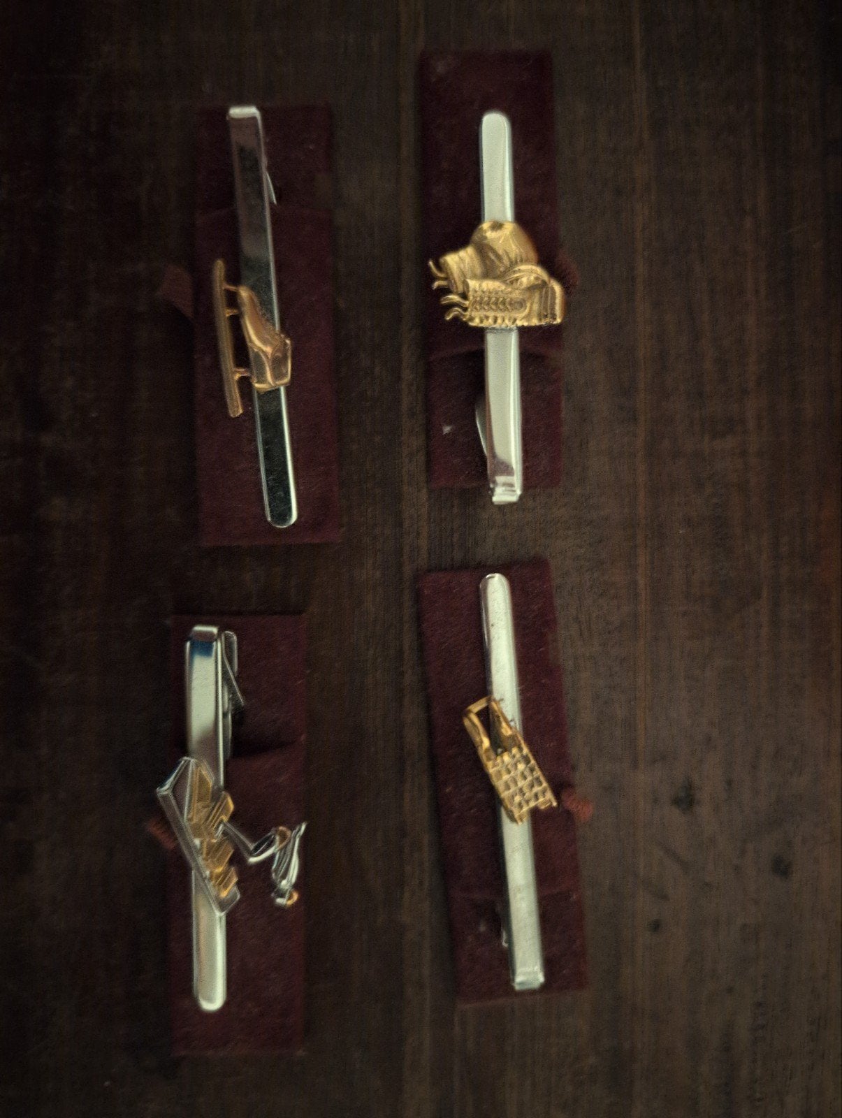 Set van 4 vintage dasspelden met sportieve motieven, Sieraden, Tassen en Uiterlijk, Ophalen of Verzenden, Zo goed als nieuw, Overige materialen