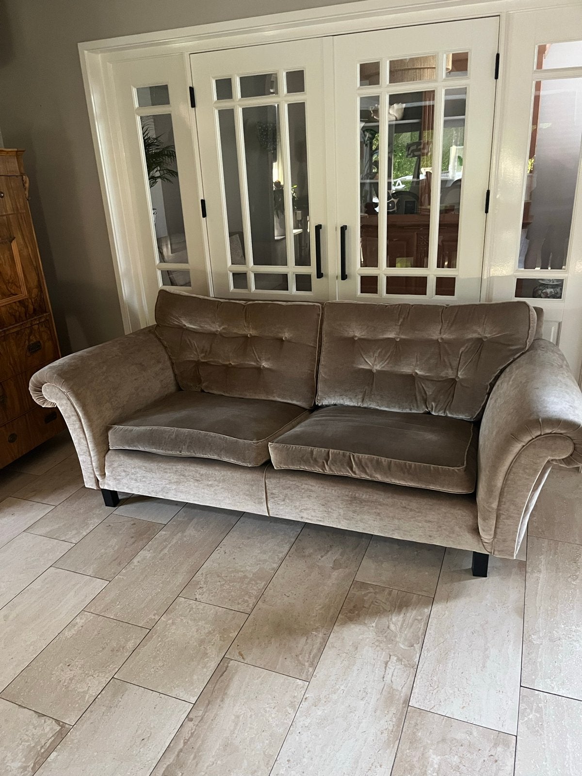 Comfortabele 2-zits bank in taupe velours, Ophalen, Gebruikt, 150 tot 200 cm, Tweepersoons