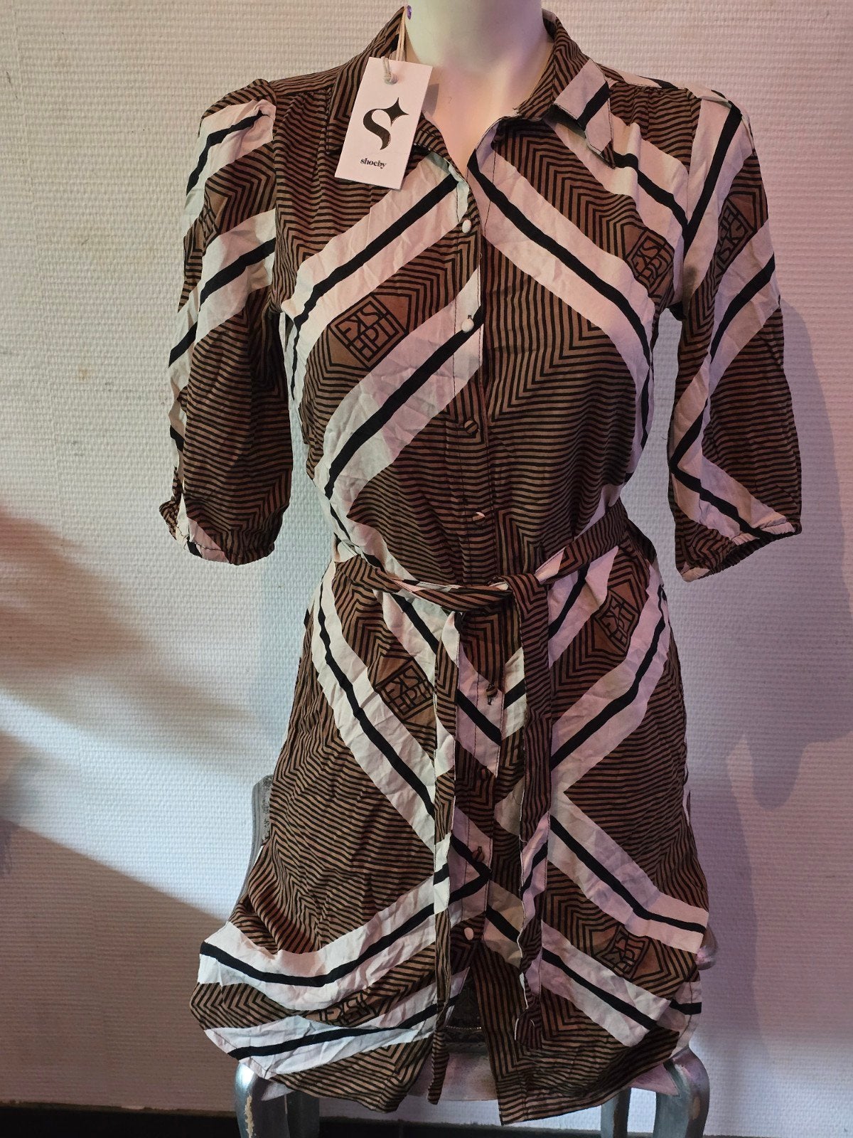 Shoeby La-Tender Short Dress Bruin/Wit/Zwart Maat S Nieuw, Kleding | Dames, Bruin, Nieuw, Ophalen of Verzenden, Shoeby