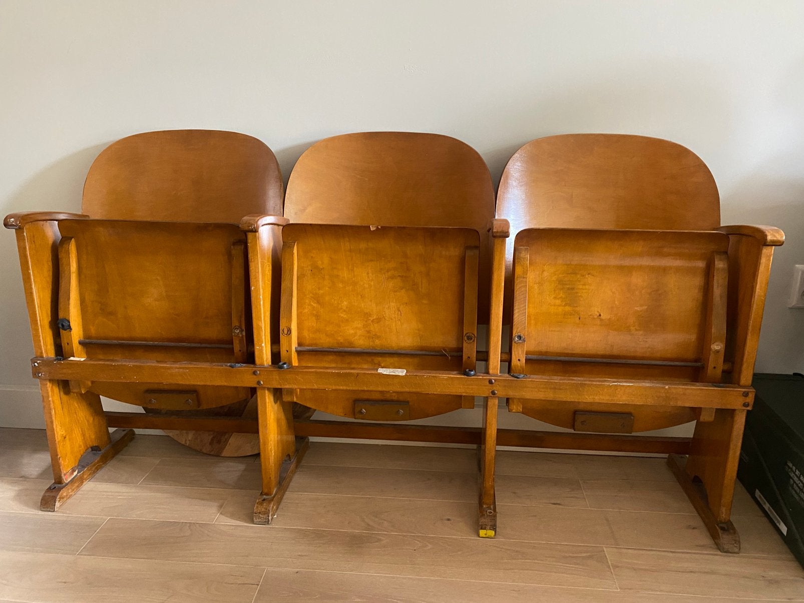 Vintage houten bioscoopstoelen bankje, Antiek en Kunst, Ophalen