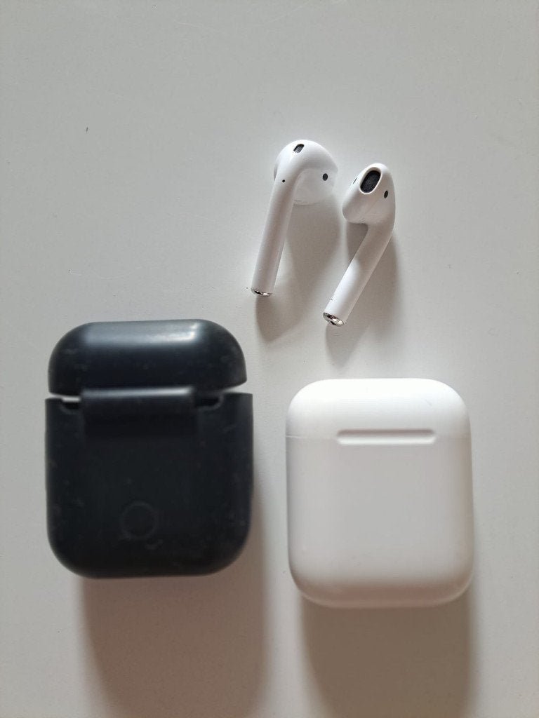 Apple AirPods 2 (2019) met oplaadcase en siliconen hoesje, In-ear, Draadloos, Ophalen of Verzenden, Zo goed als nieuw