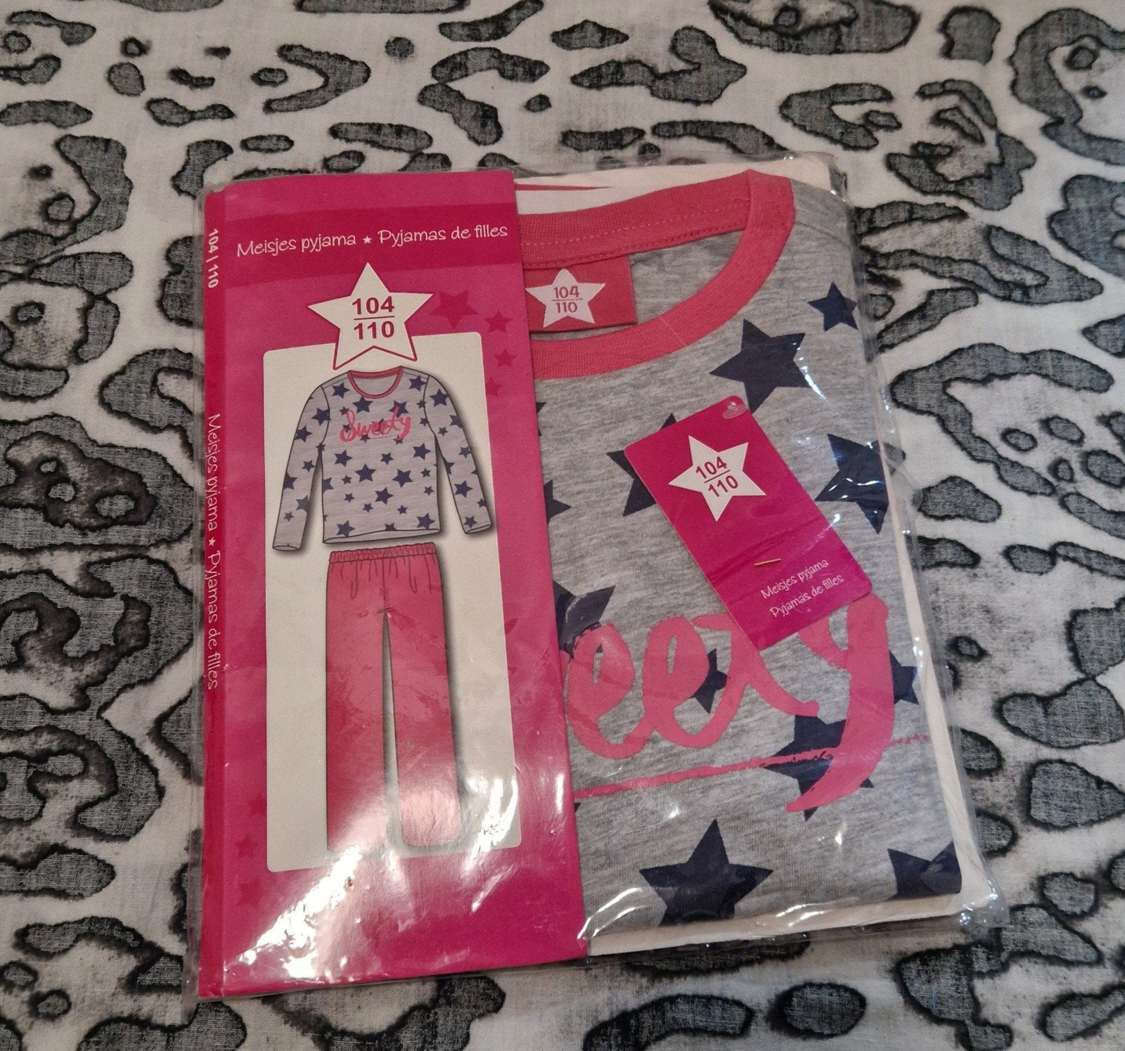 Nieuw! Meisjes pyjama grijs/roze met sterren - Maat 104/110, Diversen, Ophalen of Verzenden, Nieuw