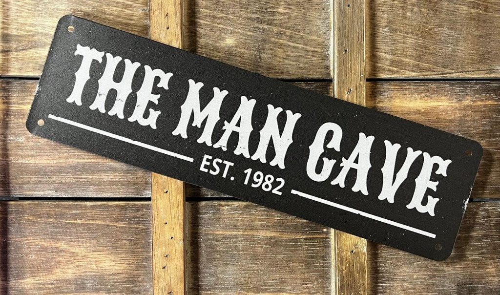 The Man Cave Est 1982 reclamebord van metaal wandbord deco, Info@deconoord.nl, Nieuw, Ophalen of Verzenden, Deco noord