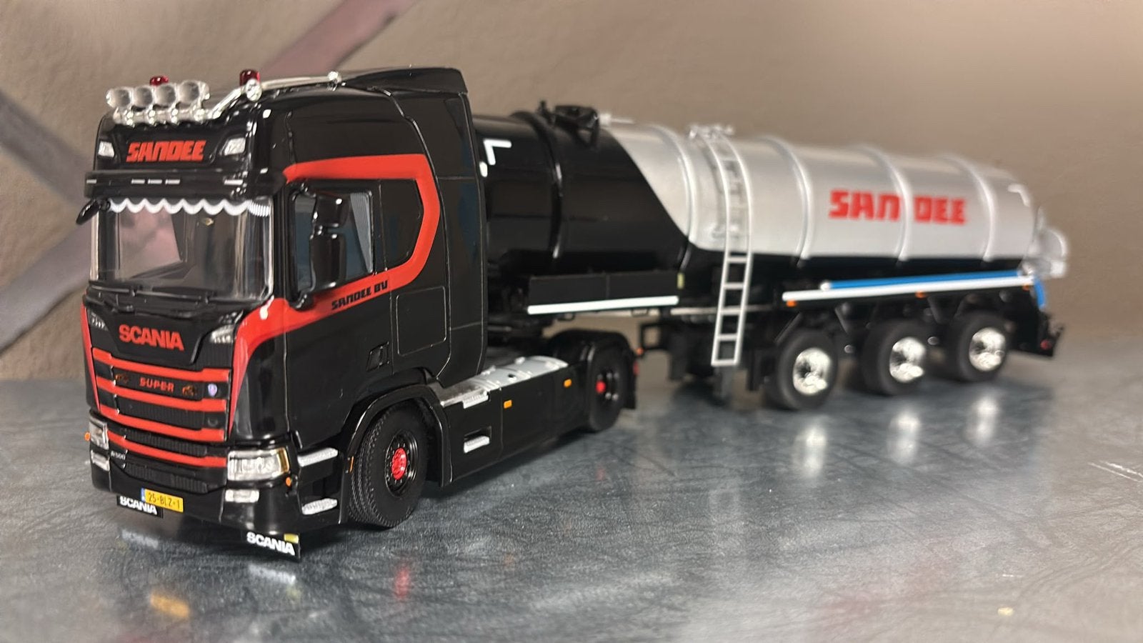 Wsi modellen scania R500 sandee, Hobby en Vrije tijd, Modelauto's | 1:50, Ophalen of Verzenden, Zo goed als nieuw, Bus of Vrachtwagen