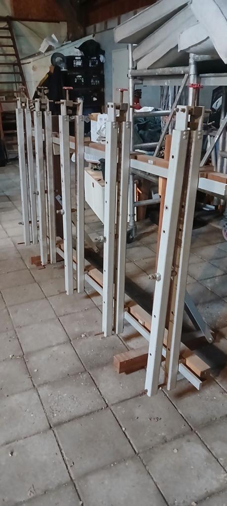 Zware lijmklemmen op frame om tafelbladen te maken., Ophalen