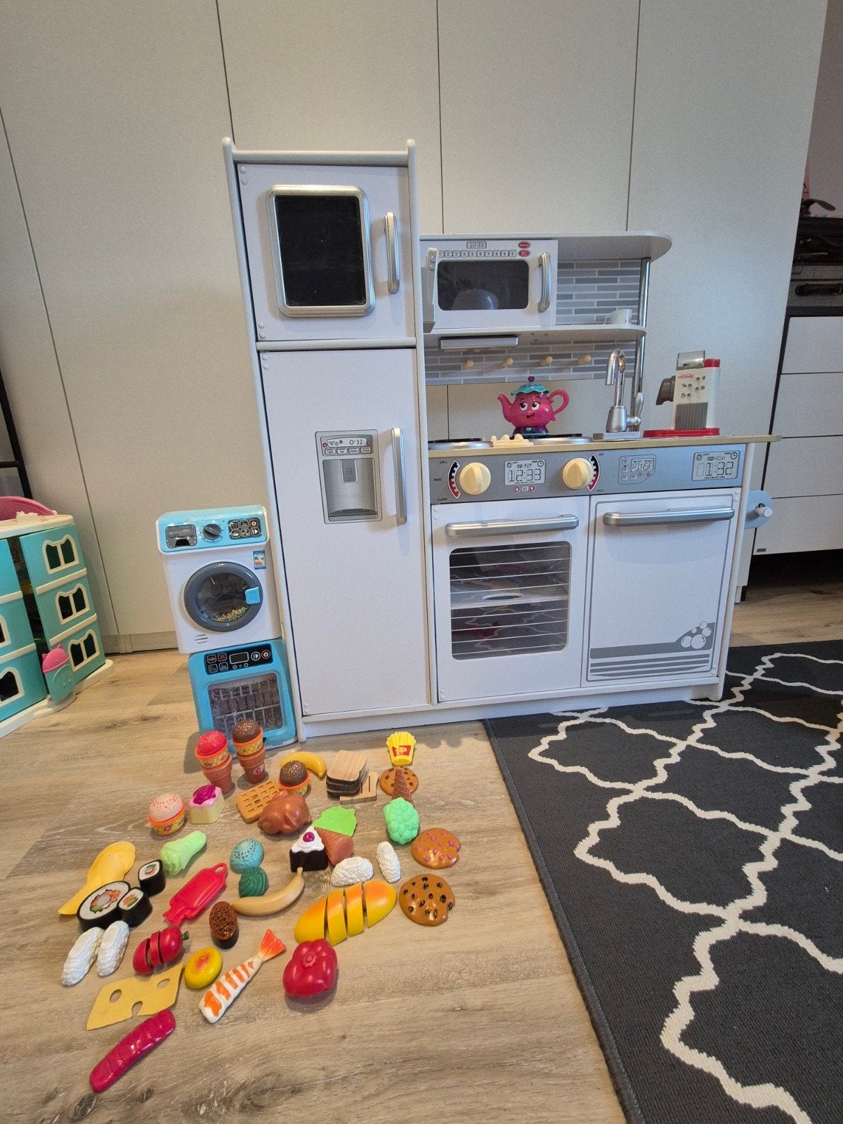 Gspeelkeuken met koelkast, wasmachine en veel accessoire, Kinderen en Baby's, Speelgoed | Speelkeukens, Ophalen, Zo goed als nieuw