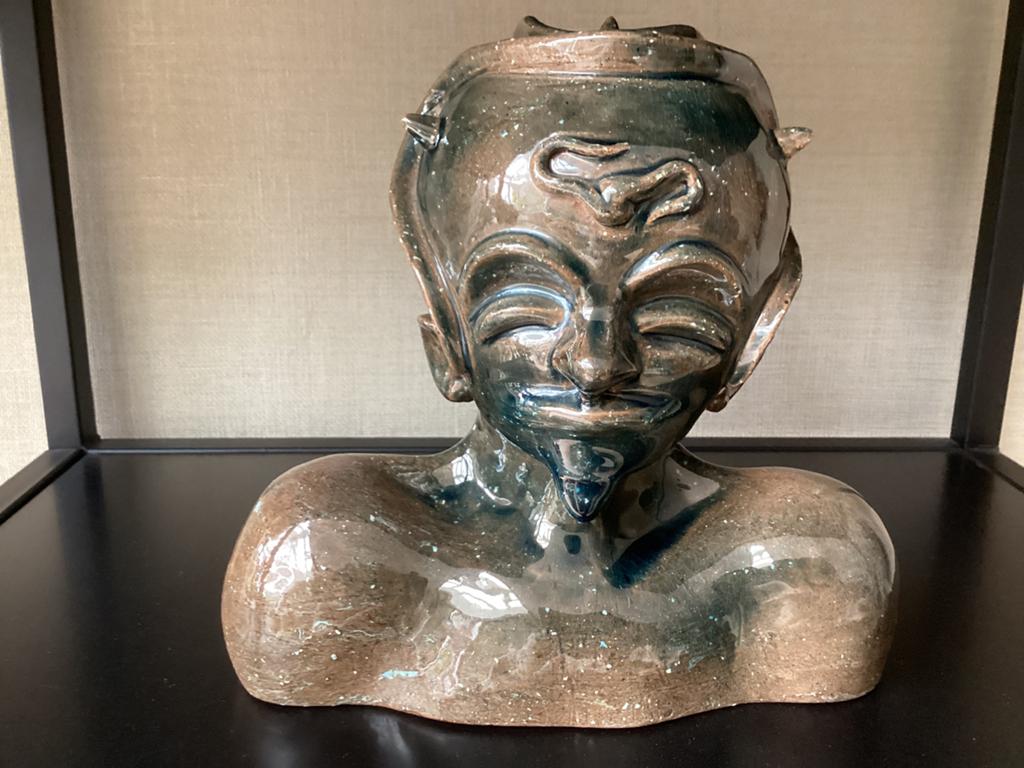 geglazuurde terracotta sculptuur van een mythologisch wezen., Antiek en Kunst, Geglazuurd, Art nouveau, Ophalen of Verzenden, 20 - 50 cm