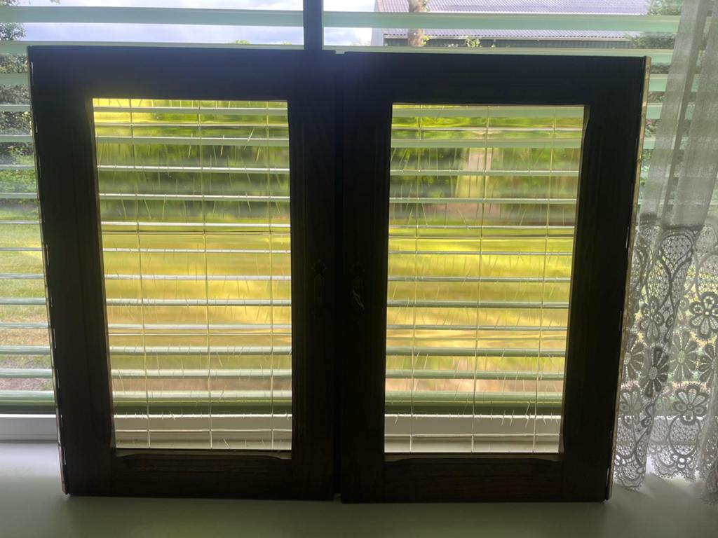 Kastdeurtjes met gekleurd glas, Ophalen
