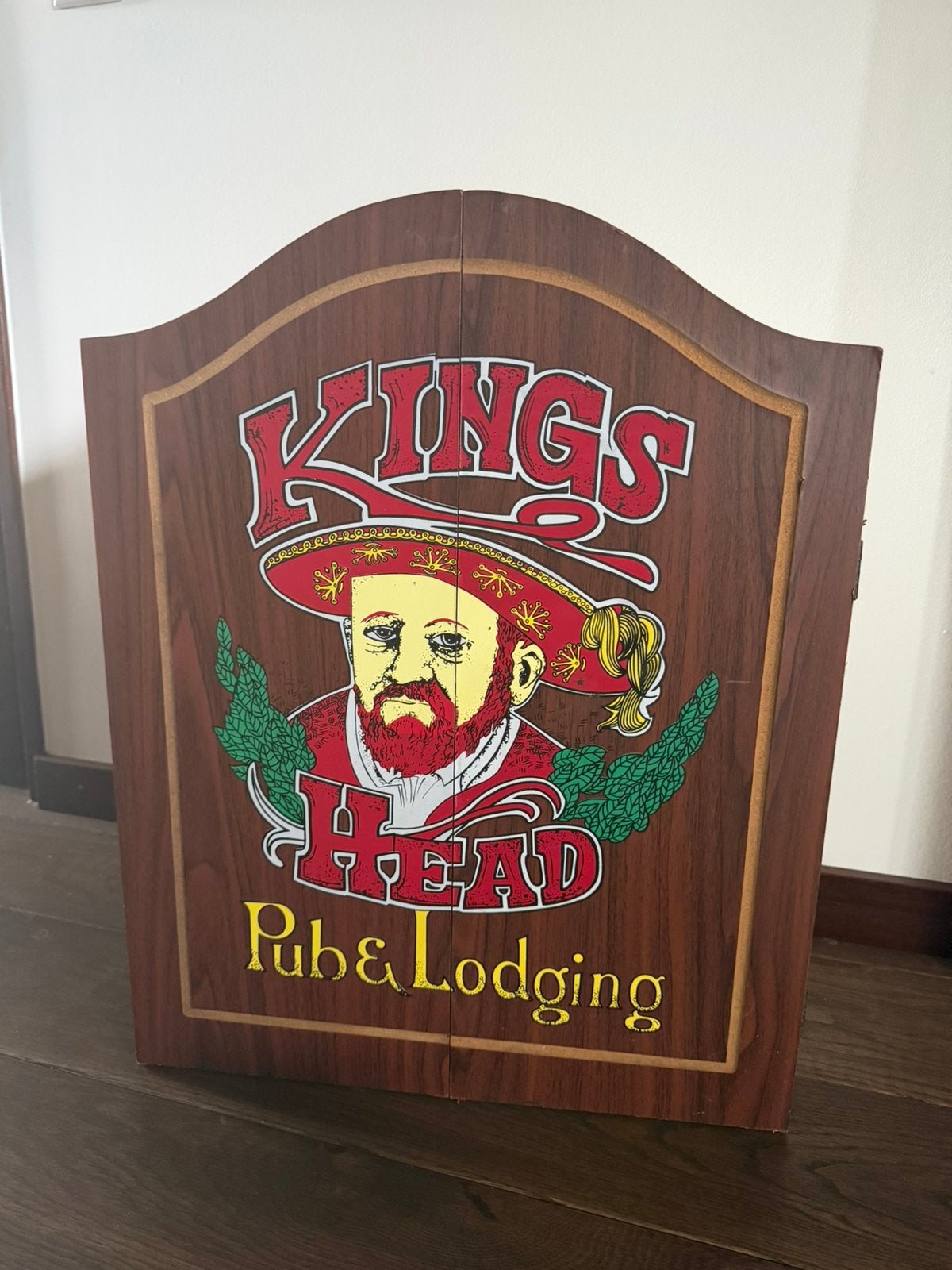 Vintage dartbord kast  Kings head pub & lodging, Sport en Fitness, Darts, Ophalen of Verzenden, Gebruikt, Dartbord
