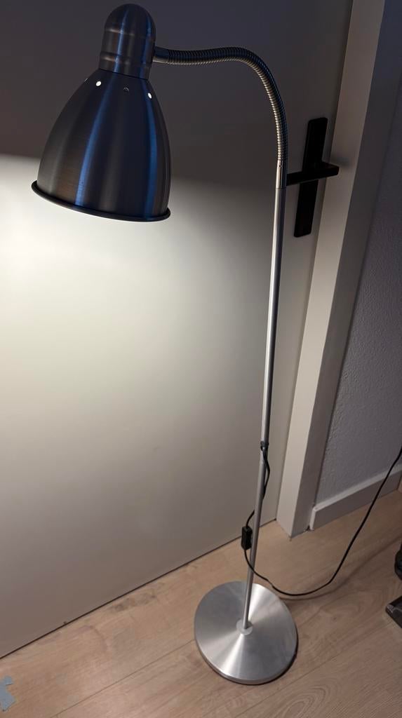 Moderne staande lamp met flexibele arm, geborsteld metaal, Ophalen, Zo goed als nieuw, Metaal, 150 tot 200 cm
