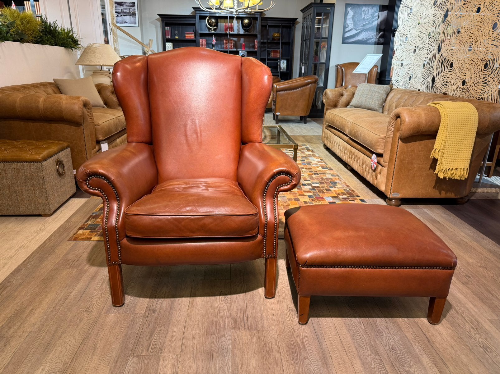 Gave Engelse chesterfield Oor fauteuil met voetenbank cognac, Huis en Inrichting, Ophalen of Verzenden, Gebruikt, 75 tot 100 cm