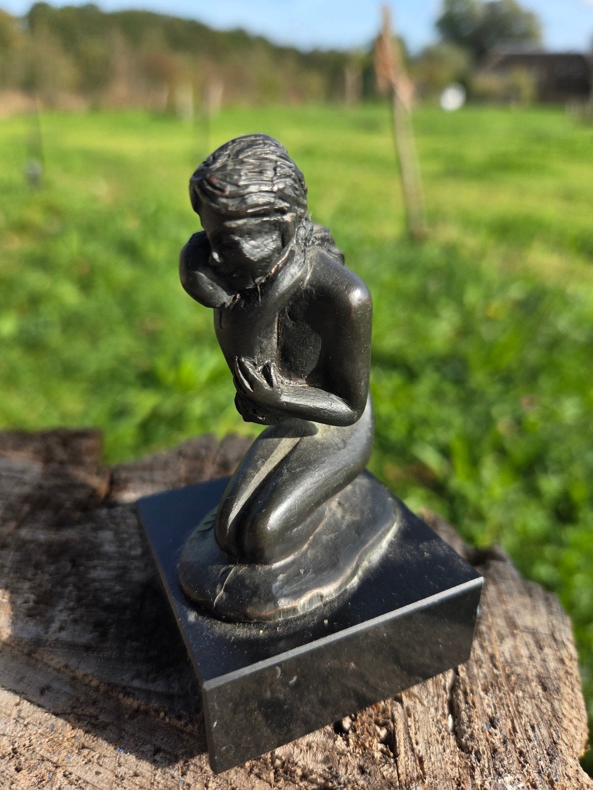 Bronzen beeldje 'Moeder en Kind' op marmeren sokkel, Groep mensen, Minder dan 20 cm, Ophalen of Verzenden, Brons