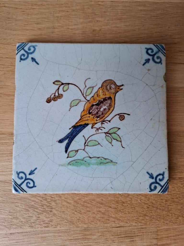 Antieke polychrome Delft tegel met vogel, Ophalen of Verzenden