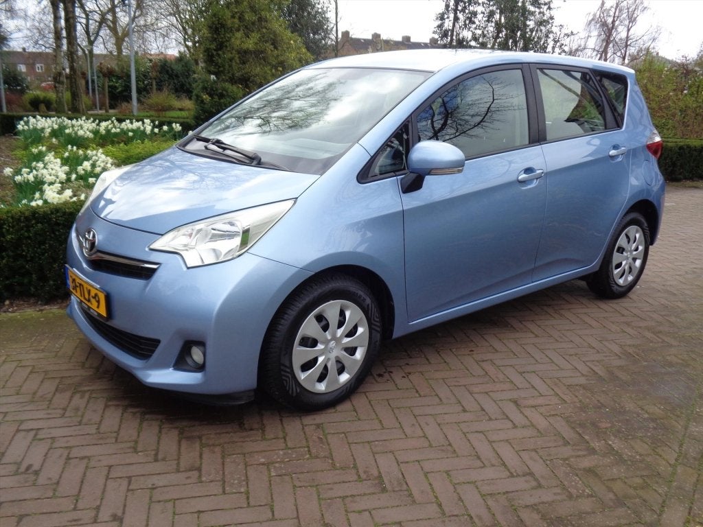 Toyota Verso-S 1.3 VVT-i 99pk CVT Dynamic bij Toyota special, Auto's, Gebruikt, Blauw, Bedrijf, 99 pk