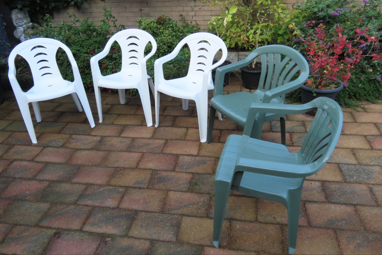 Set van 5 kunststof tuinstoelen (3 wit, 2 groen), Tuin en Terras, Ophalen, Gebruikt, Kunststof