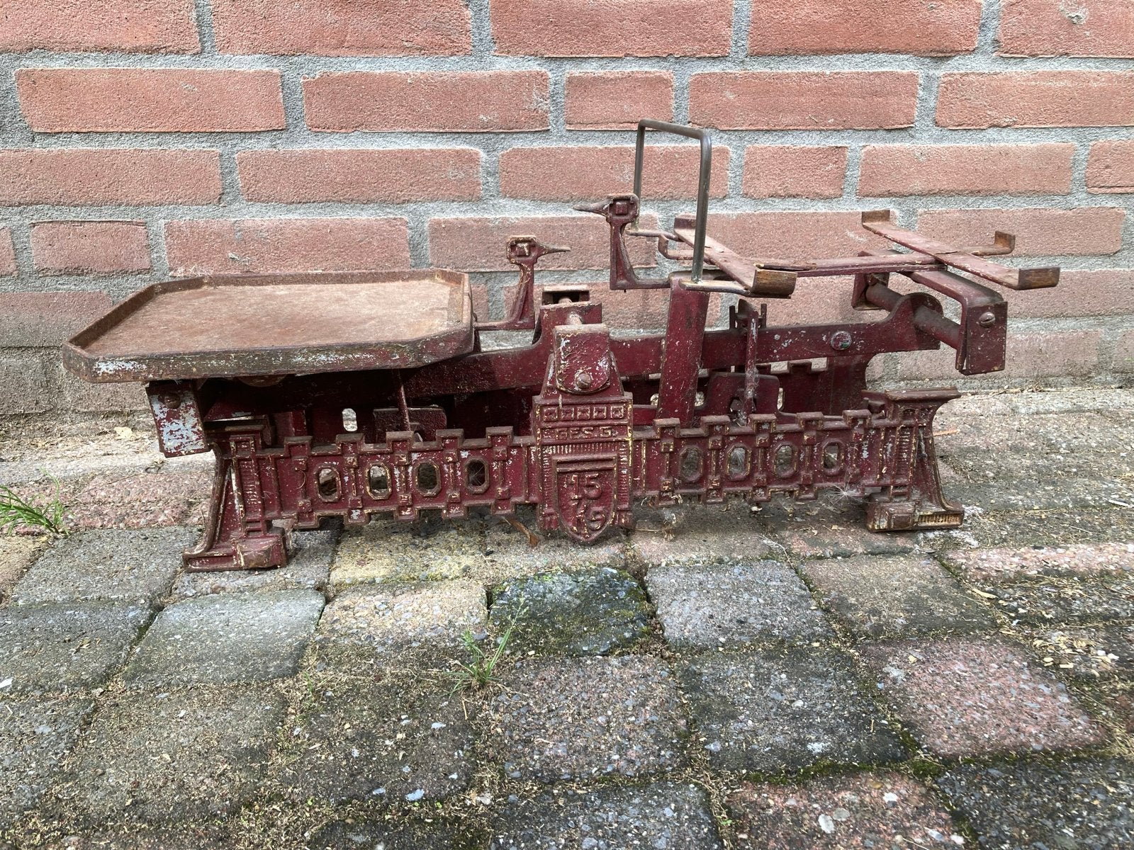 Antieke Franse gietijzeren balansweegschaal, Ophalen