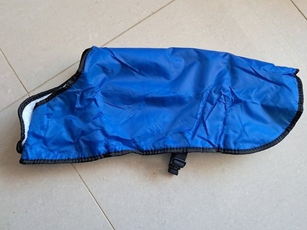Nieuwe Honden regenjas - Blauw of bruin - Departijwinkel, Dieren en Toebehoren, Ophalen, Nieuw, Hondenregenjas
